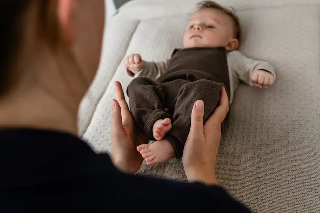 fysiotherapie bij baby met aangeboren aandoening die de motoriek beïnvloedt.