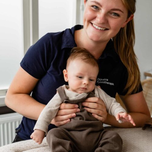 kinderfysiotherapie bij a-symmetrie van de baby's hoofdje of aanwezige voorkeurshouding